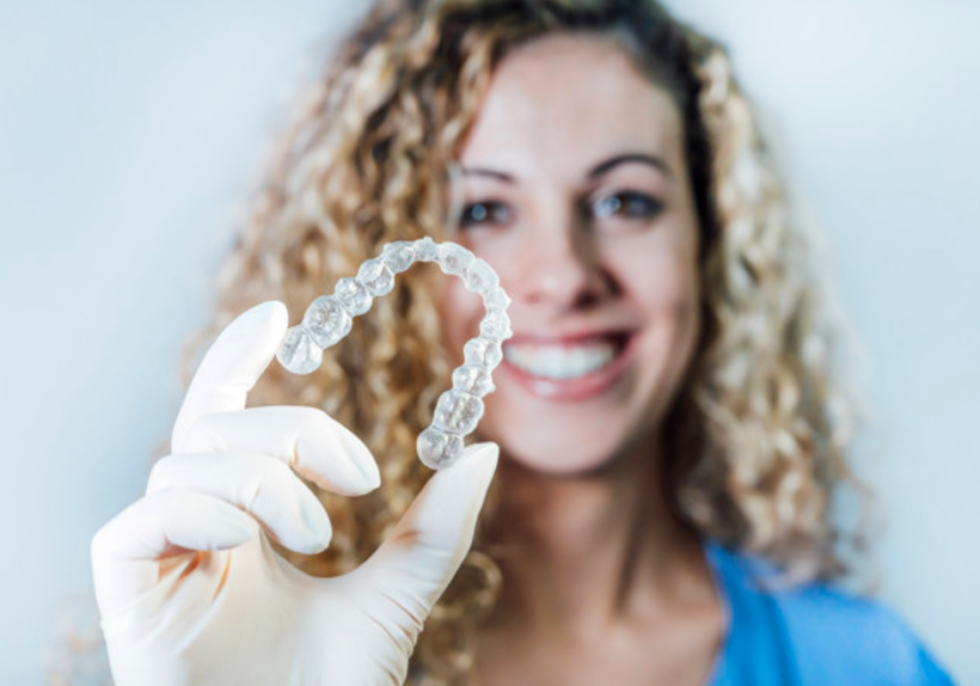 Almost invisible clear aligners